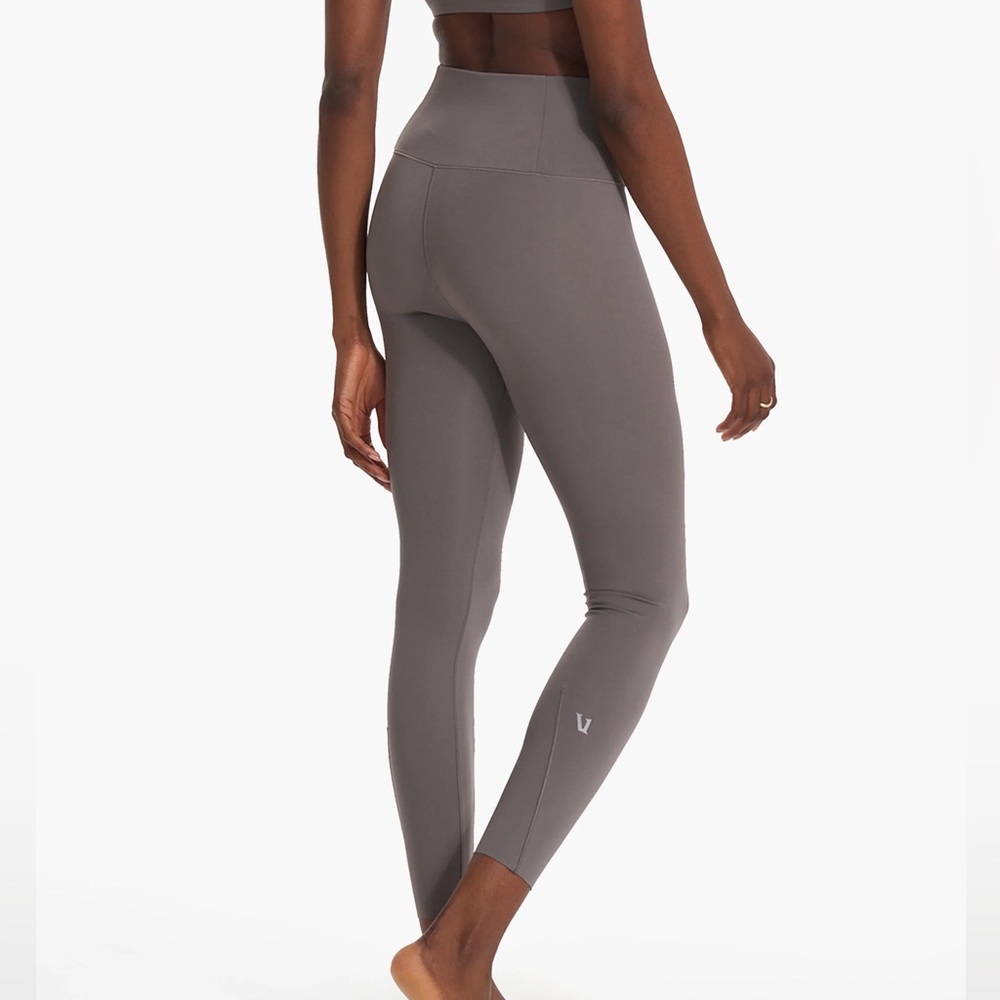 vuori evolve legging smoke